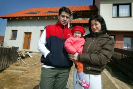 Libor Broža s př&iacute;telkyn&iacute; Jaroslavou a malou Veronikou.
