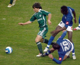 Řecký talent - Sotiris Ninis (v zeleném).