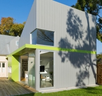 Nezvykl&aacute; okna s klasikou kombinuje třeba architekt Nobbs Radford.