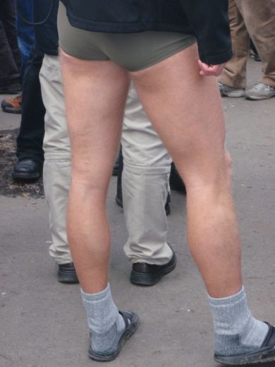 Otužilci dorazili v plavkách, bundách a ponožkách s pantoflemi.