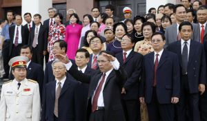 Gestikulující šéf komunistů Nong Duc Manh