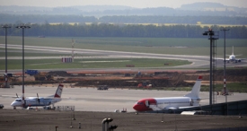 Letadlo společnosti Norwegian Air Shuttle (vpravo vpředu) na Ruzyni.