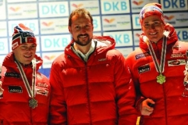 Haakon Magnus (uprostřed), sportovci Hattestad (vpravo) a Kjölstad.