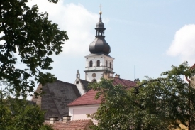 Až na kostel jsou Nov&eacute; Hrady Buquoyovsk&eacute;.