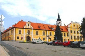Rezidence b&yacute;vala spojena chodbou s vedlej&scaron;&iacute;m kostelem.