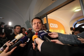 Jiří Paroubek hovoří s novináři.