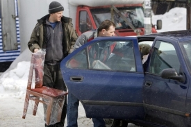 Slovenští zákazníci na polské tržnici nakládají nově nakoupené židle.