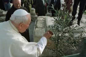 Jan Pavel II. žehn&aacute; olivovn&iacute;ku na hoře Nebo v Jord&aacute;nsku (rok 2000).