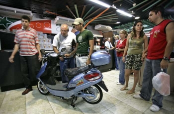 V&yacute;stava mal&yacute;ch motocyklů (duben 08). Kub&aacute;nci si je nyn&iacute; můžou koupit.