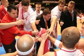 Basketbalist&eacute; a realizačn&iacute; t&yacute;m Nymburka (ilustračn&iacute; foto).