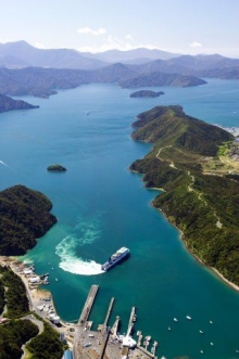 Trajekty se vrací do rukou státu. Picton Harbour.