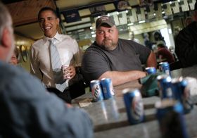 Všudypřítomní kandidáti na post šéfa Bílého domu. Obama u veteránů.