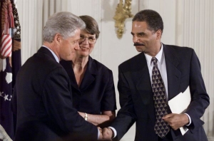 Eric Holder (vpravo) s exprezidentem Billem Clintonem.