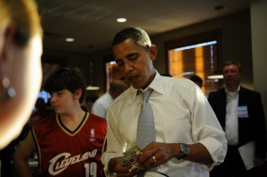 Obama plat&iacute; hotově.