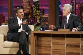 Slavnější z bratranců Barack Obama (vlevo) v televizní show Slavnější z bratranců Barack Obama (vlevo) v televizní show