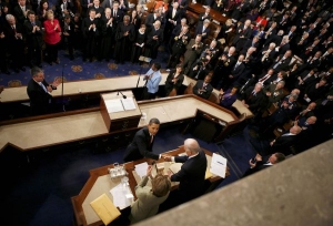 Obama si třese rukou s viceprezidentem Bidenem za potlesku Kongresu.