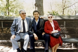 Barack Obama se svou babičkou na archivním snímku.