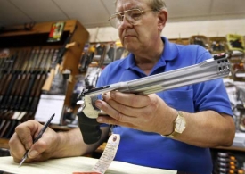 Prodavač v USA ukazuje Smith & Wesson 500.
