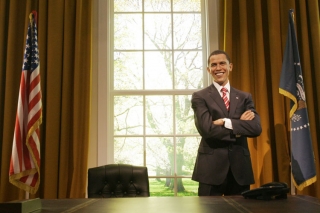 Voskov&yacute; Obama ček&aacute; v muzeu na svou manželku.
