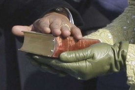 Chybička se vloudí. Obama přísahá, Bibli drží nová první dáma.