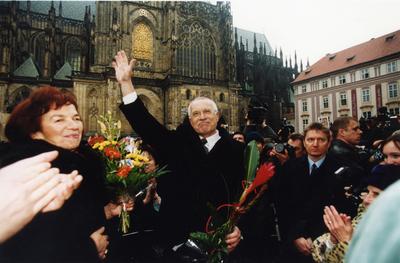 Václav Klaus se zdraví po inauguraci před pěti lety s občany.