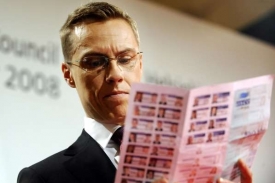 Ministerský guláš. Finský šéf dipomacie Stubb studuje hlavy kolegů.