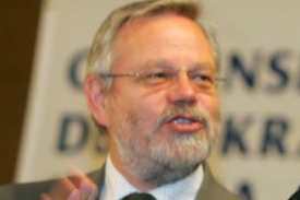 Hlavním odpůrcem zákazu zveřejňovaní odposlechů byl senátor Oberfalzer