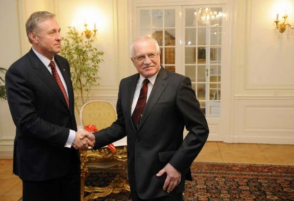 Ani letos partnerky obou politiků na oběd nepřišly.