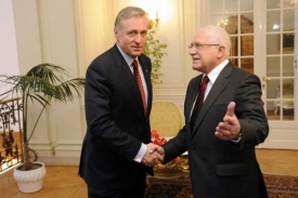 Ani letos partnerky obou politiků na oběd nepřišly.