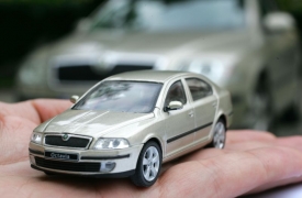 Český model octavie a v pozadí jeho skutečná předloha. Malá auta si kupují nejen děti, ale i majitelé těch velkých.