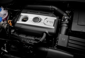 Vynikající malý, ale silný motor 1,4 TSI nahradil dřívější nevýraznou šestnáctistovku 1,6 FSI. Ten potichu opustil nabídku, stejně jako jeho dvoulitrový příbuzný. Jinak se nic nezměnilo, hlučné turbodiesely se vstřikováním čerpadlo-tryska jsou zřejmě nesmrtelné.