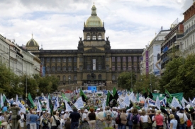 Demonstrace odborářů na Václavském náměstí.