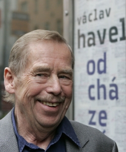 V&aacute;clav Havel před premi&eacute;rou hry Odch&aacute;zen&iacute;.