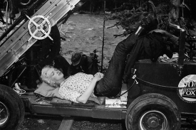 Marilyn Monroe odpoč&iacute;v&aacute; během nat&aacute;čen&iacute; filmu Mustangov&eacute;.