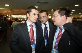 David Vodrážka (vlevo) v kuloárech před volbou místopředsedy.