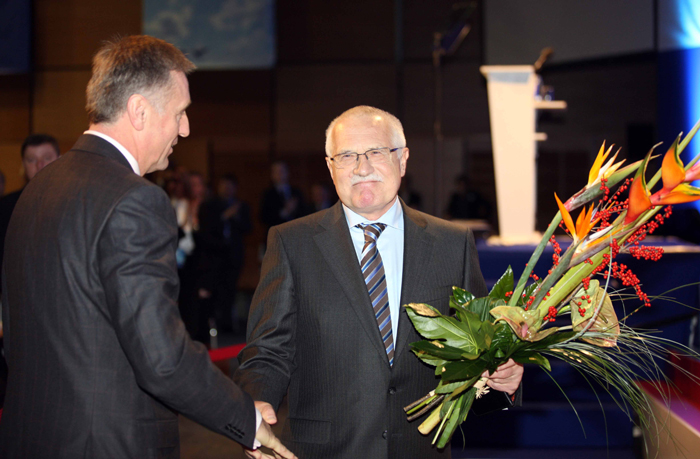 Václav Klaus s kyticí opouští ODS. 