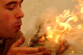 Oheň člověku umožnil osídlit do té doby nepřístupné končiny.