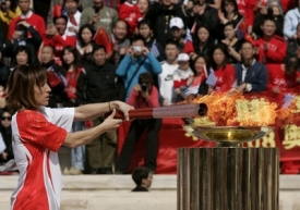 Jedna z pochodní poletí do Pekingu, druhá obletí svět.