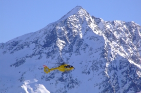 Lyžaře z Omska odváží helikoptéra, jeho žena pláče a chce se mstít.