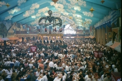 Obří stany během festivalu doslova praskají ve švech.