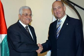 zleva: palestinský prezident Mahmúd Abbás a izraelský premiér Ehud Olmert