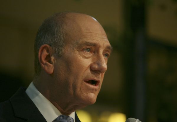 Pod izraelským premiérem Olmertem se kýve politická židle.
