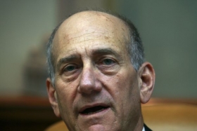 Izraelsk&yacute; premi&eacute;r Ehud Olmert po tlakem.