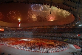 Olympijský stadion byl při slavnostním zahájení vyprodaný.