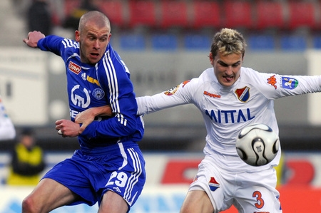 Lukáš Hartig z Olomouce (vlevo) a Radim Řezník z Ostravy v utkání 18. kola první fotbalové ligy, které se hrálo 11. března v Olomouci. Lukáš Hartig z Olomouce (vlevo) a Radim Řezník z Ostravy v utkání 18. kola první fotbalové ligy, které se hrálo 11. března v Olomouci.