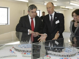 Gordon Brown (vlevo) u modelu olympijsk&eacute;ho stadionu.