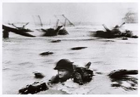 Americký voják se vyloďuje na Omaha Beach, červen 1944.