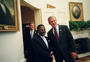 Prezident Gabonu u svého amerického kolegy v Bílém domě (2004).