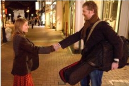 Glen Hansard a Markéta Irglová ve filmu Once.