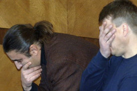 Josef Opava a Petr Koňař&iacute;k (vlevo) před soudem.